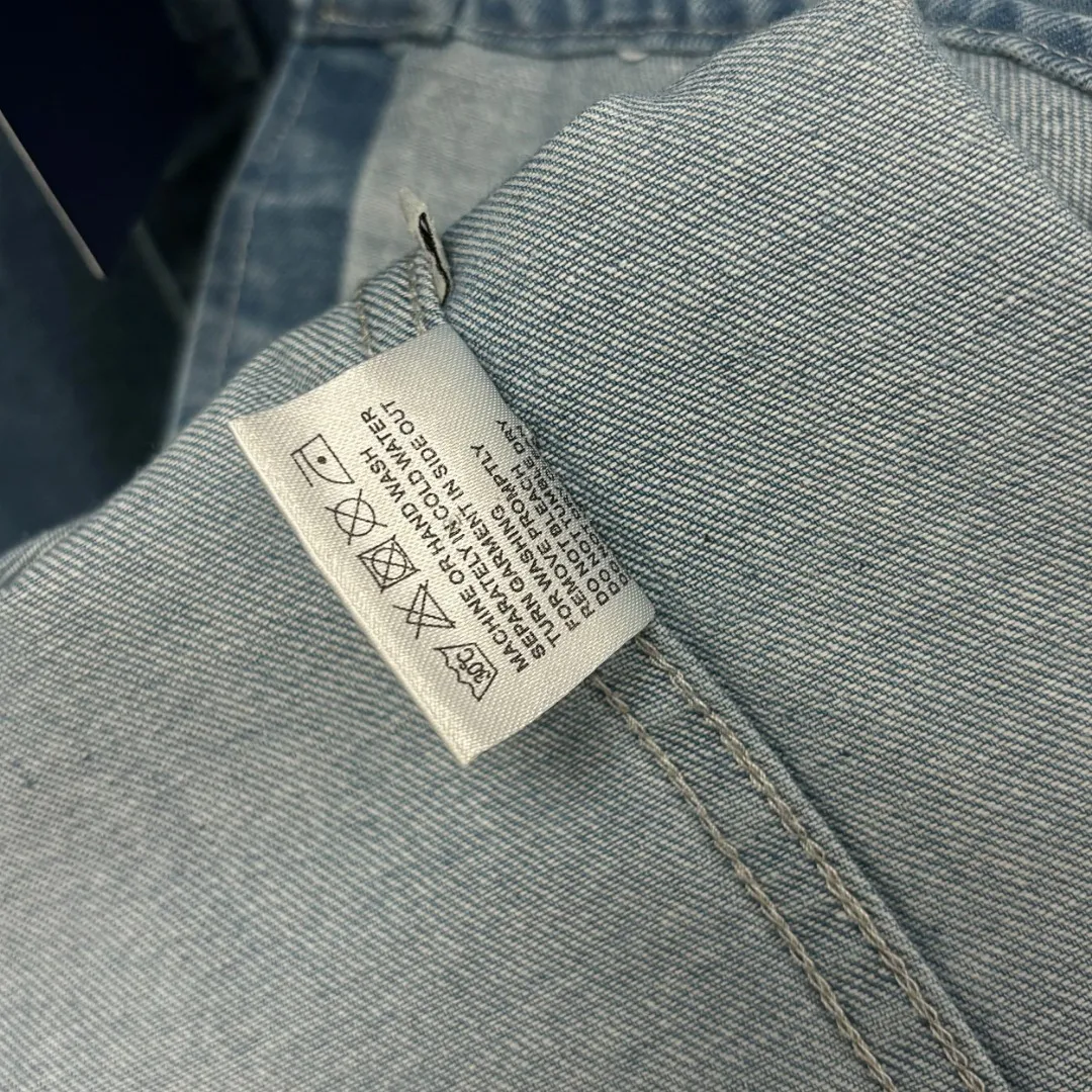 P220 Ralph Lauren/Ralph Lauren embroidered denim shirt is made of high-count combed cotton denim fabric. The yarn is even and fine. No impurity hairiness. You can feel the soft texture of cotton fiber when you touch it. Loose fit. The upper body is three-dimensional. The lines are smooth and natural. From the shoulder line to the waist line and then to the hem. The line transition is smooth. There are no unnecessary folds or accumulation. The whole body is neat and stretched. The chest is embellished with the iconic pony embroidery. It is simple but highly recognizable. The color transition of the embroidery thread is natural. The stitches are evenly spaced and uniform in size. The stitches can also connect naturally and the lines are smooth and not stiff. Size: S M L XL